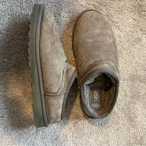Gray Ugg slippers size women’s 8